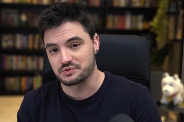 Felipe Neto de camisa preta no cenário do seu canal no YouTube