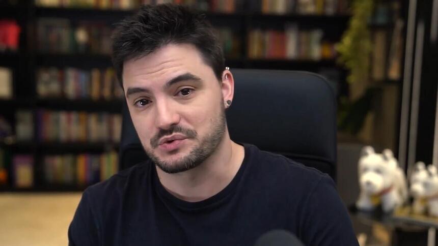 Felipe Neto de camisa preta no cenário do seu canal no YouTube