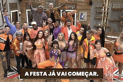 Participantes de a fazenda 15 na sala, caracterizados para a festa