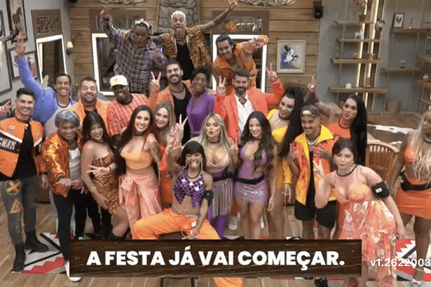 Participantes de a fazenda 15 na sala, caracterizados para a festa