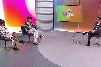 As influenciadoras Bruna Pinheiro e Andreza dos Anjos sentadas no cenário do Globo Comunidade conversando com o apresentador Mario Carvalho