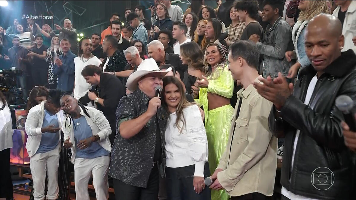 Maurício e Mauri abraça Aline Barros no Altas Horas