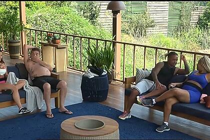Nathalia ao lado de Sander e Laranjinha sentado ao lado de Cariúcha falando de Jenny