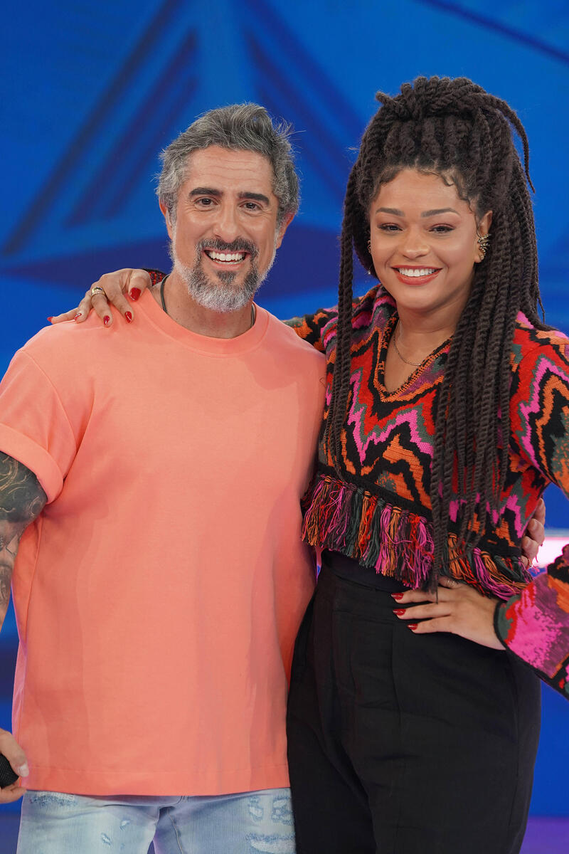 Juliana Alves abraça Marcos Mion no palco do Caldeirão