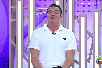 Leo Dias de camisa branca sorrindo enquanto conta que vai se casar