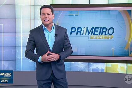 Marcão do Povo em pé no cenário do Primeiro Impacto no dia em que o programa mudou de formato