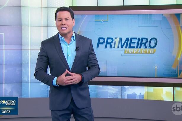 Marcão do Povo em pé no cenário do Primeiro Impacto no dia em que o programa mudou de formato