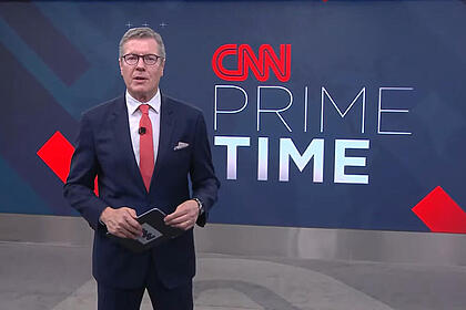 Marcio Gomes no centro do cenário do CNN Prime Time