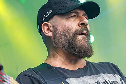 Mingau em um palco usando chapéu