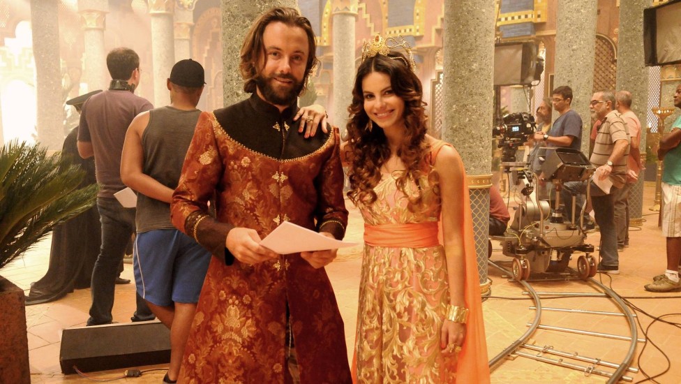 Sthefany Brito abraça o irmão Kayky Brito nos bastidores de uma novela da Record