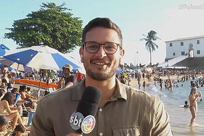 Ramon lisbôa sorrindo enquanto fazia um link ao vivo para o fofocalizando no sbt