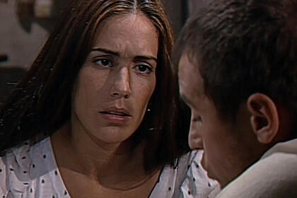 Glória Pires como Ruth olhando para Tonho da Lua em cena de Mulheres de Areia