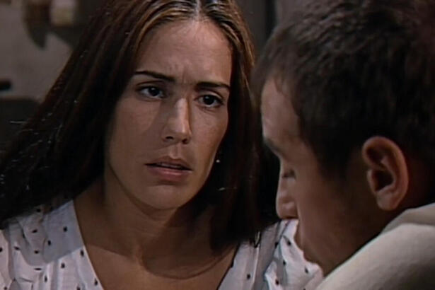 Glória Pires como Ruth olhando para Tonho da Lua em cena de Mulheres de Areia