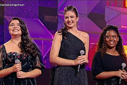 Bia Abrão, Helô e Laís juntas no palco do Canta Comigo Teen 4
