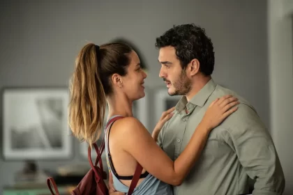 Nathalia Dill abraça Marcos Veras em cena do filme Um Casal Inseparável