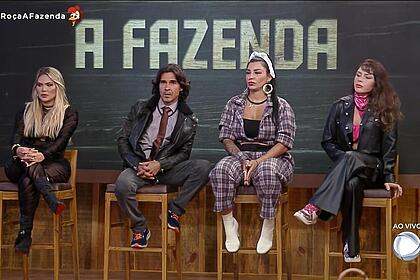 Kally, André Gonçalves, Jenny e Nadja Pessoa sentados no banquinho da 4ª Roça de A Fazenda 15