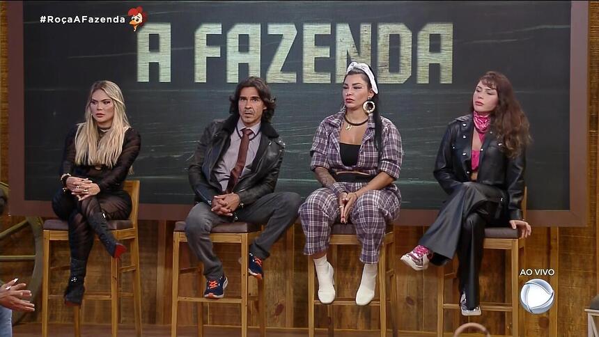 Kally, André Gonçalves, Jenny e Nadja Pessoa sentados no banquinho da 4ª Roça de A Fazenda 15