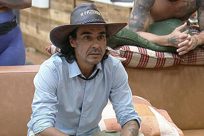 André Gonçalves, fazendeiro, lendo o comunicado da punição