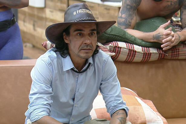 André Gonçalves, fazendeiro, lendo o comunicado da punição