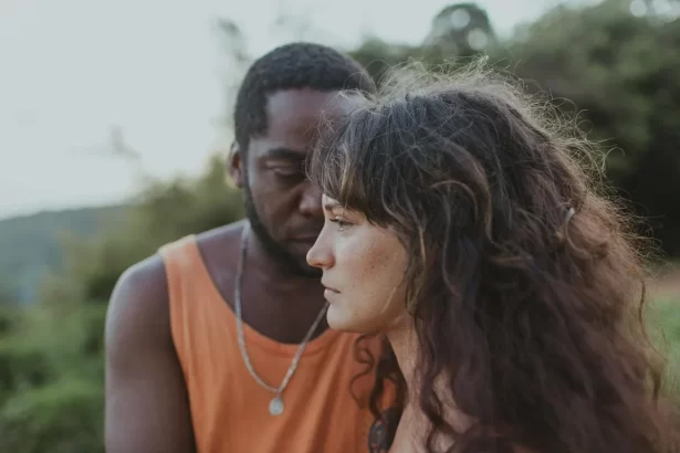 Lázaro Ramos e Bianca Bin em trecho do filme As Verdades