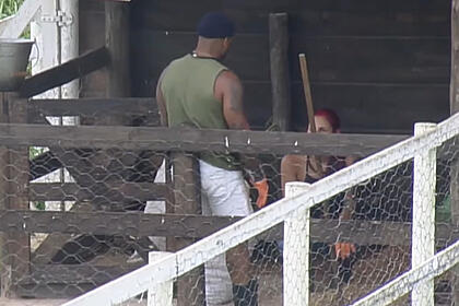 Black e Alicia durante conversa na A Fazenda