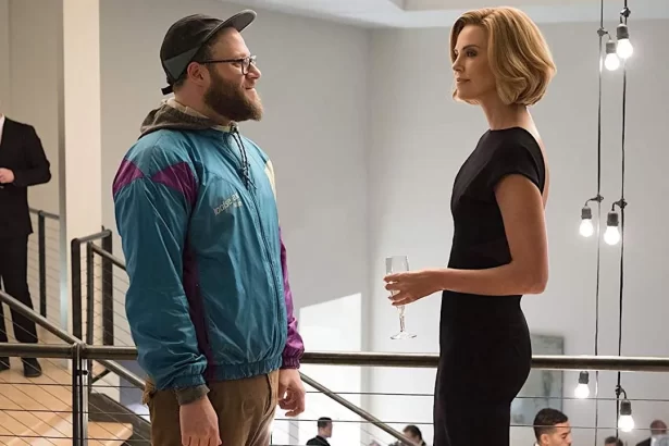 Charlize Theron e Seth Rogen em trecho do filme Casal Improvável