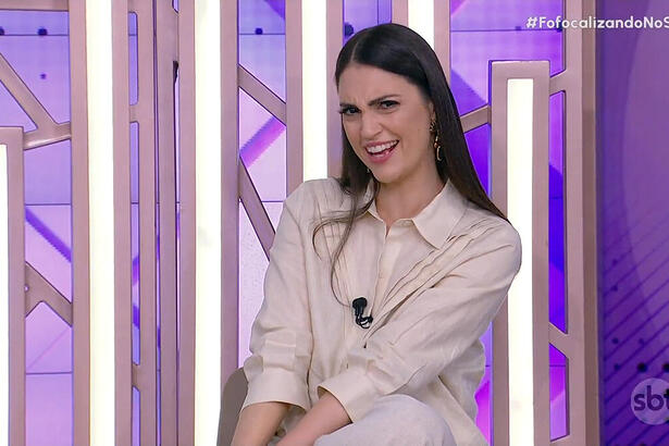 Chris Flores sorrindo no estúdio do Fofocalizando no SBT