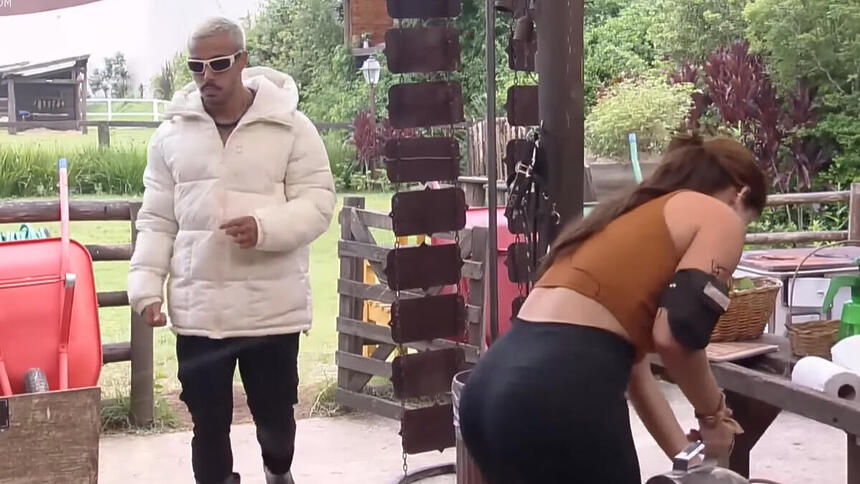 Jaquelline e Yuri após o sinal de punição em A Fazenda