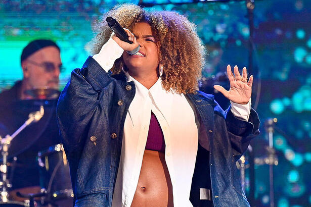 Jeniffer Nascimento, de barrigão, cantando no palco do Altas Horas