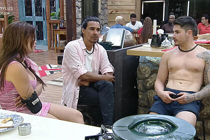 Lucas, Jaquelline e André conversando na cozinha de A Fazenda