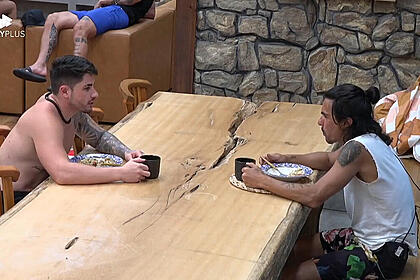 Lucas e André durante conversa na mesa de A Fazenda