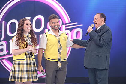 Nicholas torres e victoria diniz durante o jogo do banquinho no programa raul gil