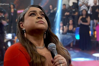 Preta Gil durante apresentação no palco do Altas Horas