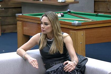 Rachel com uma roupa preta com o semblante sério.