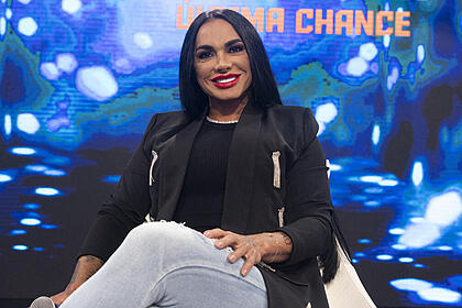 Simioni sentada no palco do Hora do Faro