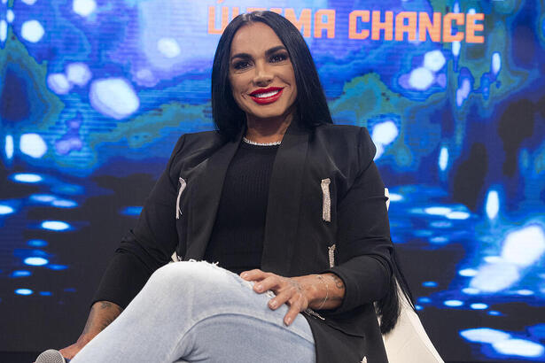 Simioni sentada no palco do Hora do Faro