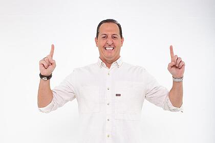 Benjamin back levanta os dedos para cima em comemoração a contratação do sbt
