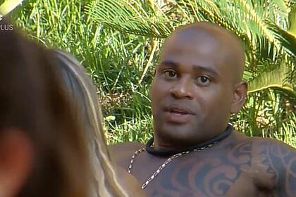 Cezar Black conversa com Kally durante almoço