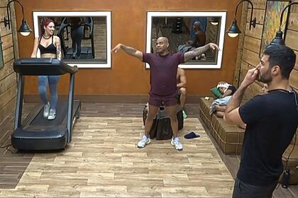 Cezar Black abre os braços para imitar Nadja junto com Shay na academia de A Fazenda 15