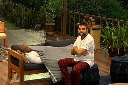 Cezar Black conversa com Sander em A Fazenda