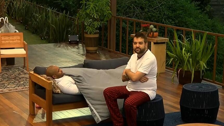 Cezar Black conversa com Sander em A Fazenda
