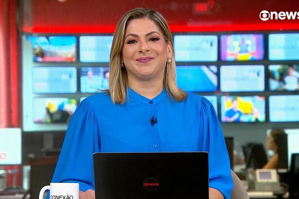 Daniela Lima de blusa azul apresentando o Conexão GloboNews nesta segunda-feira (30)