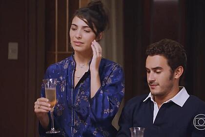Rayssa Bratillieri e Filipe Bragança como Ísis e Giovanni em cena de Elas por Elas
