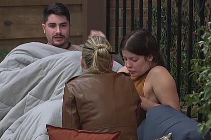 Lucas Souza, Rachel Sheherazade e Jaquelline na beira da piscina de A Fazenda 15