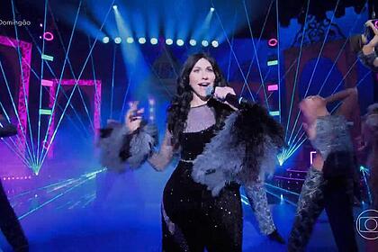 Maria Beltrão carcterizada como Cher na Batalha do Lip Sync do Domingão