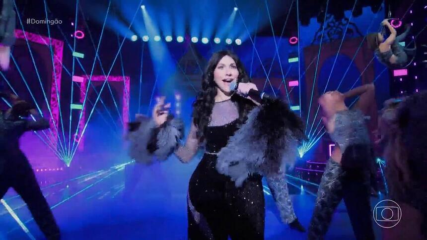 Maria Beltrão carcterizada como Cher na Batalha do Lip Sync do Domingão