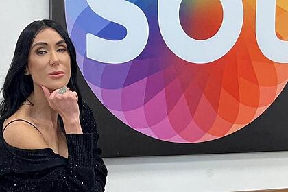 Michelle barros perto do logo do sbt