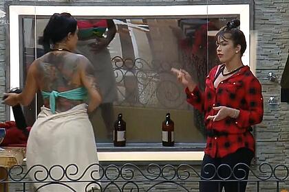 Nadja alevanta o dedo para falar com Jenny no banheiro de A Fazenda 15