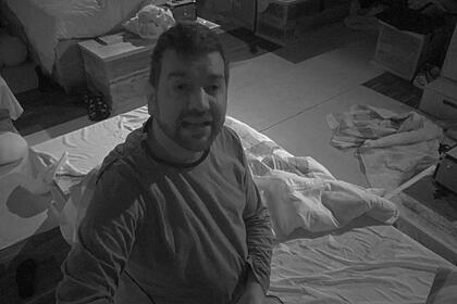 Sander em pé no quarto de A Fazenda 15