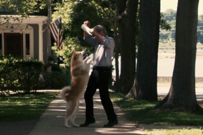 Cachorro pula em um homem em cena do filme Sempre ao Seu Lado